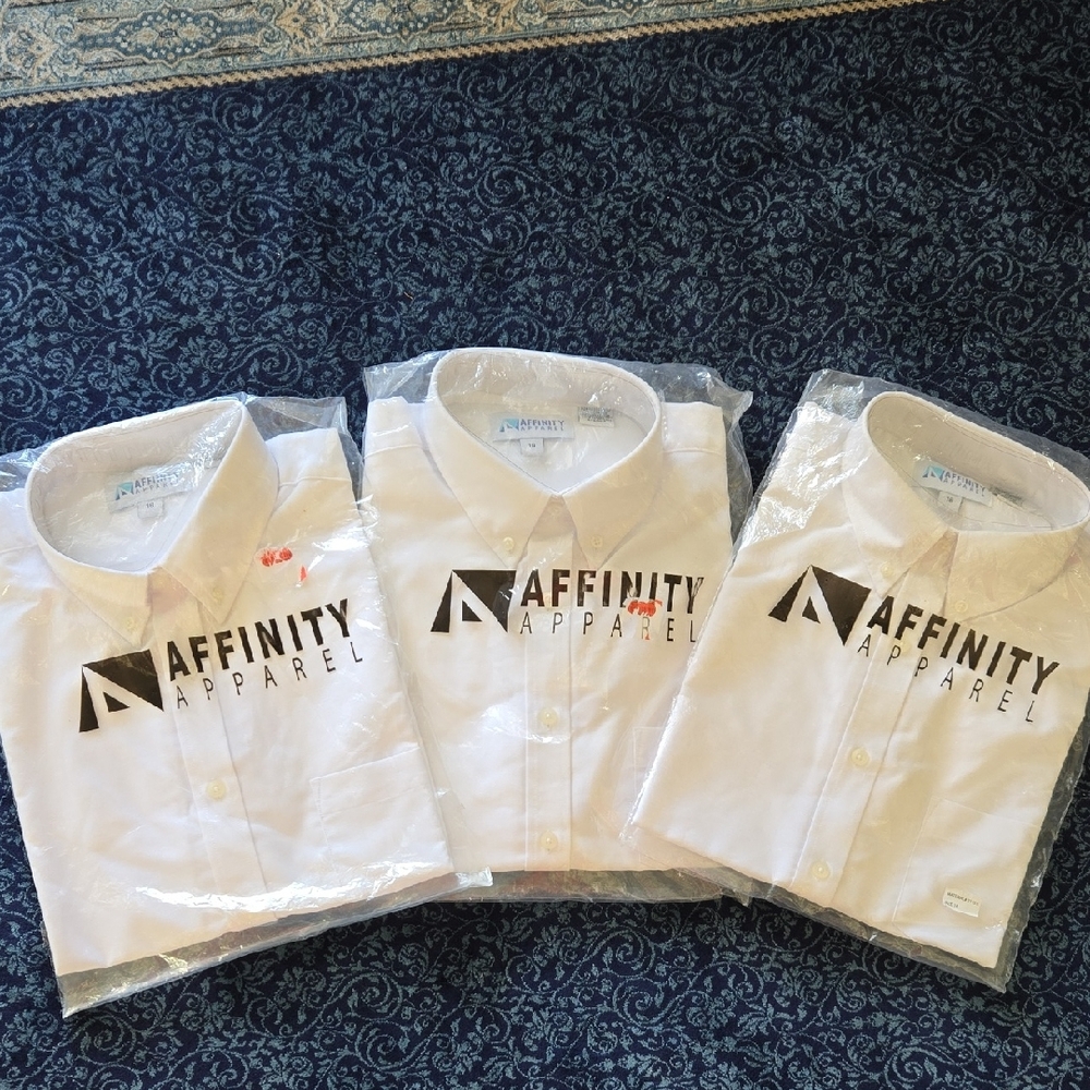 AFFINITY White WOMEN'S Blouse with SHORT Sleeves.  NEW IN PACKAGING. No Iron.